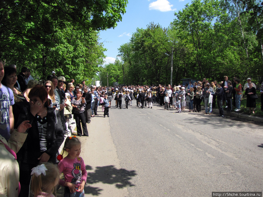 фото в хвост параду, видно, сколько людей собралось, почти все население поселка. Харьковская область, Украина