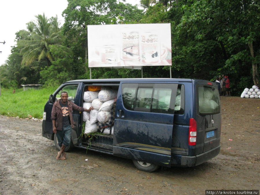 Вся маршрутка забита мешками с бетель-натом, на который подсели все папуасы Маданг, Папуа-Новая Гвинея