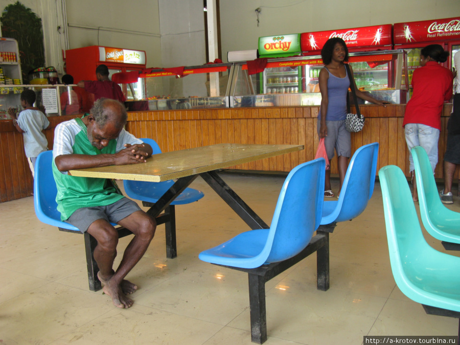 Единственная столовая, где можно посидеть! И даже руки помыть! Вип-заведение Маданг, Папуа-Новая Гвинея
