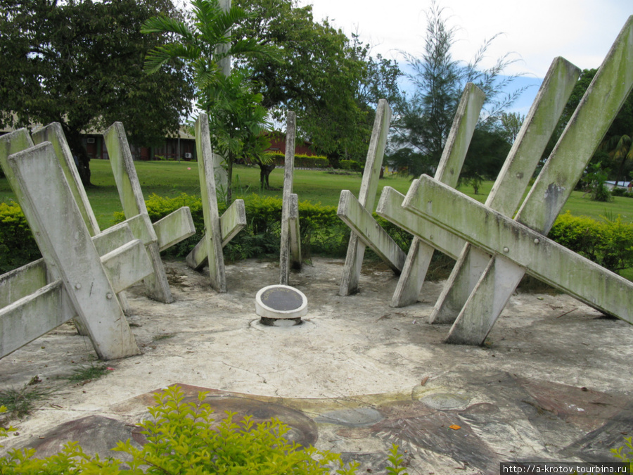 Уникальное дело — Парк и Монумент Независимости (у папуасов обычно нет никаких монументов) Маданг, Папуа-Новая Гвинея