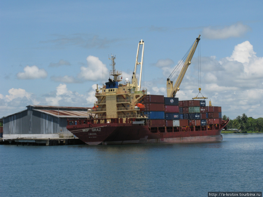 В порту Маданга стоят разные грузовые суда Провинция Маданг, Папуа-Новая Гвинея