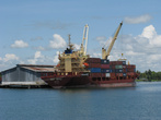 В порту Маданга стоят разные грузовые суда