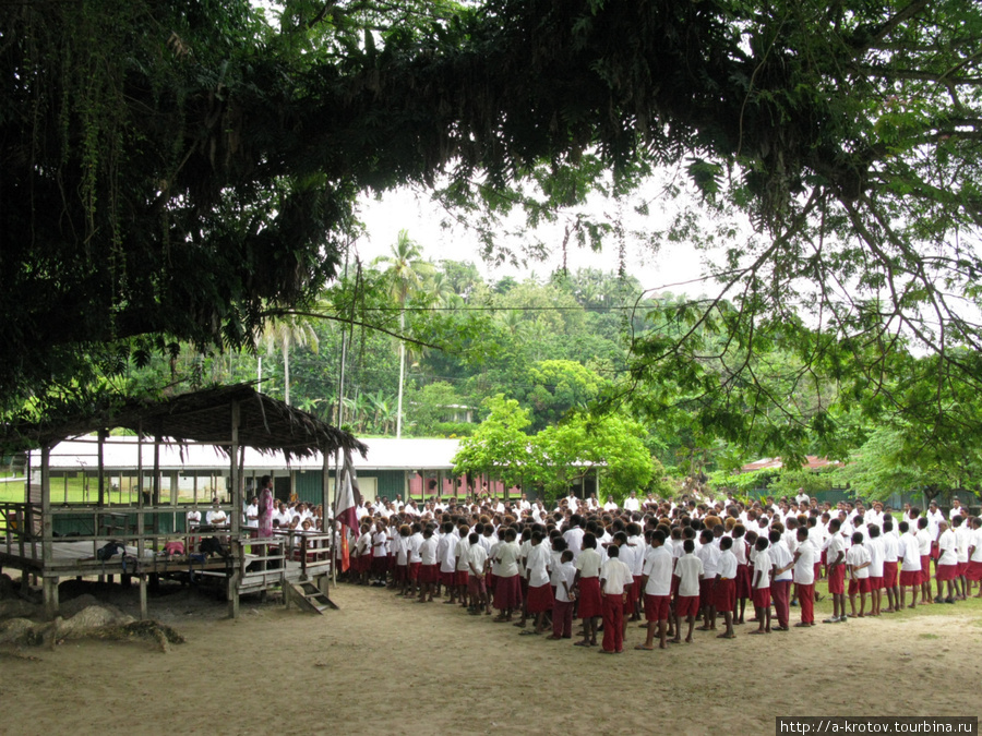 Перед началом занятий школьники выстраиваются на улице (в хорошую погоду) или в классах (если дождь), поют молитвы, гимн ПНГ и дают Клятву Школе быть хорошими учениками и соблюдать все правила Папуа-Новая Гвинея