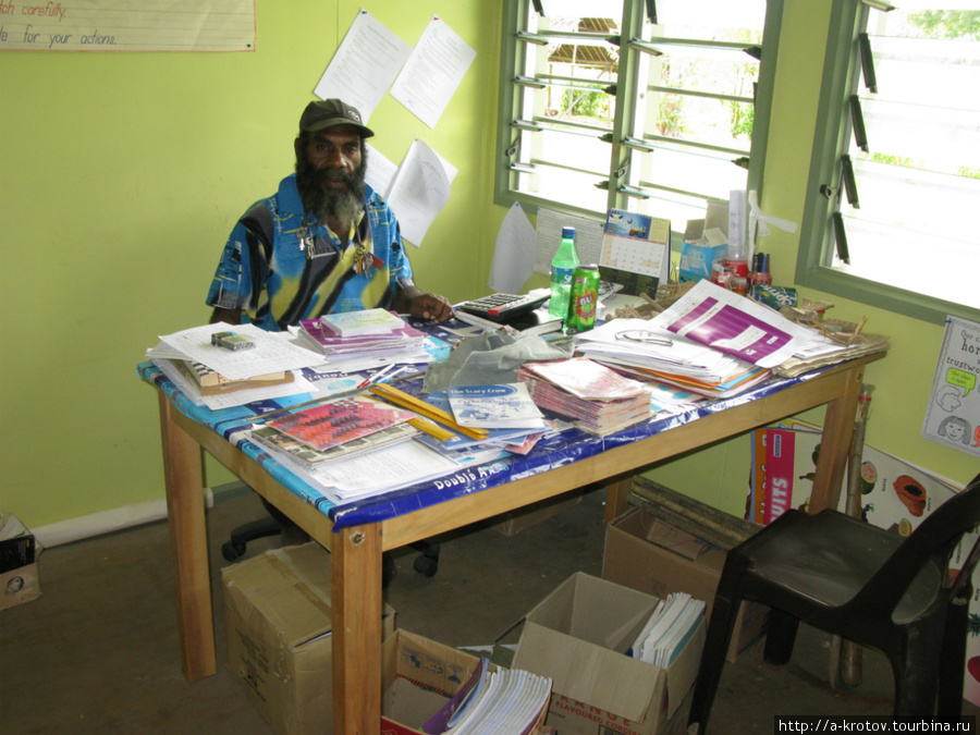 Директор (старший учитель) сельской школы Усино Папуа-Новая Гвинея
