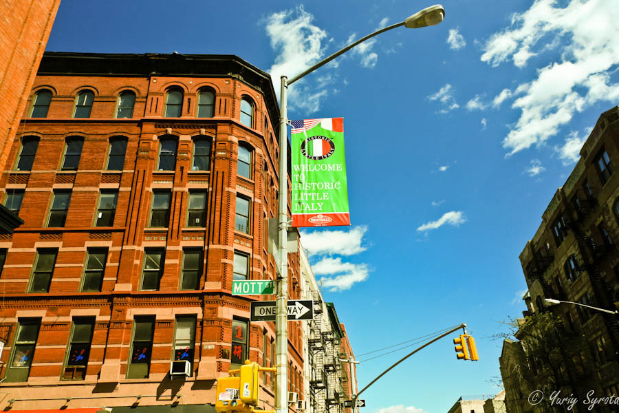 Надпись на зеленом флаге: добро пожаловать в историческую Маленькую Италию. Нью-Йорк, CША