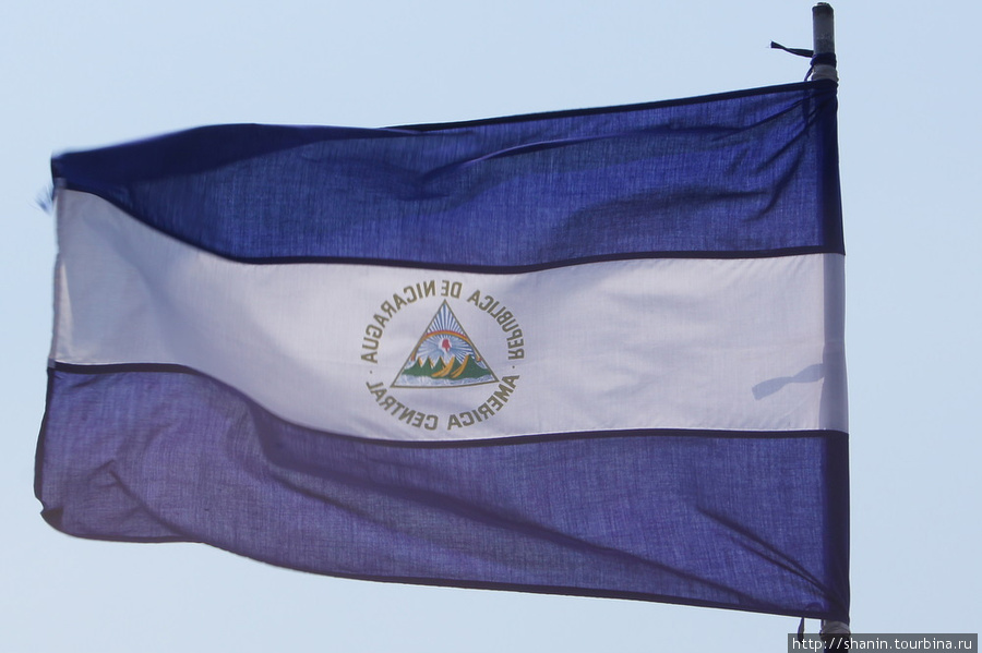 Никарагуанский флаг на пароме Остров Ометепе, Никарагуа