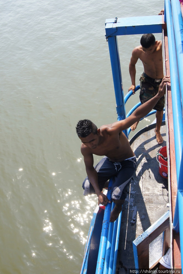 Прыгуны в воду на пароме Остров Ометепе, Никарагуа