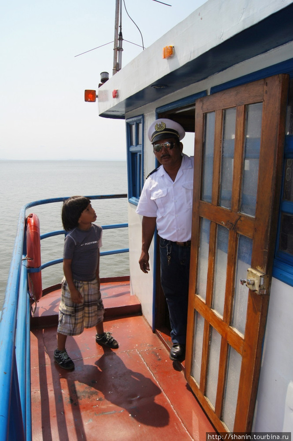 Капитан парома и юная пассажирка Остров Ометепе, Никарагуа