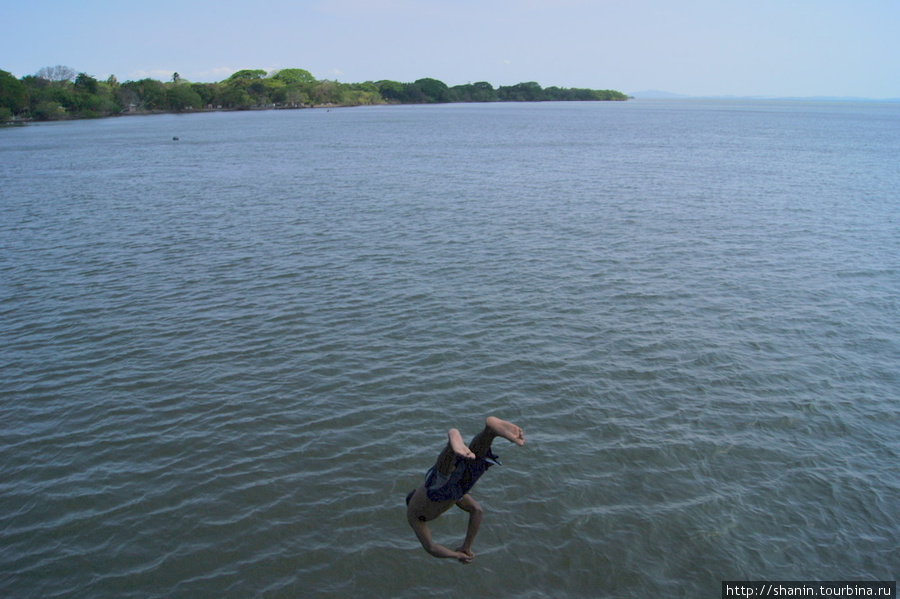 Ныряльщик летит в воду с парома Остров Ометепе, Никарагуа