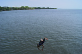 Ныряльщик летит в воду с парома