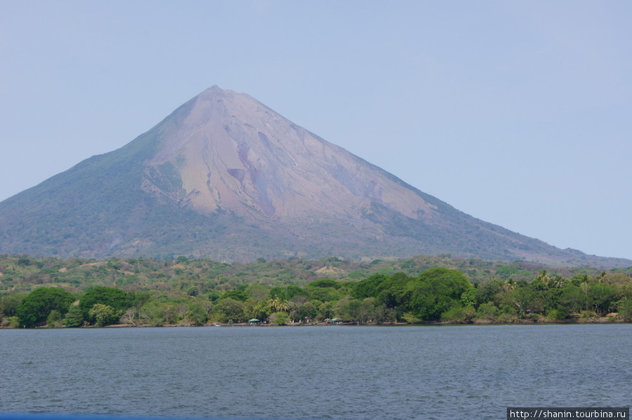 Остров Ометепе — вид с парома Остров Ометепе, Никарагуа