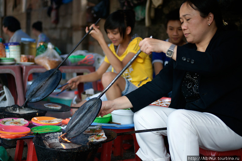 Где-то на задних улицах обнаружили местный фастфуд — что-то типа блинчиков с начинкой. Хюэ, Вьетнам
