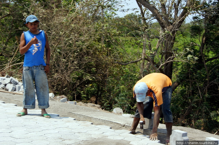 Идет строительство дороги на острове Ометепе Остров Ометепе, Никарагуа
