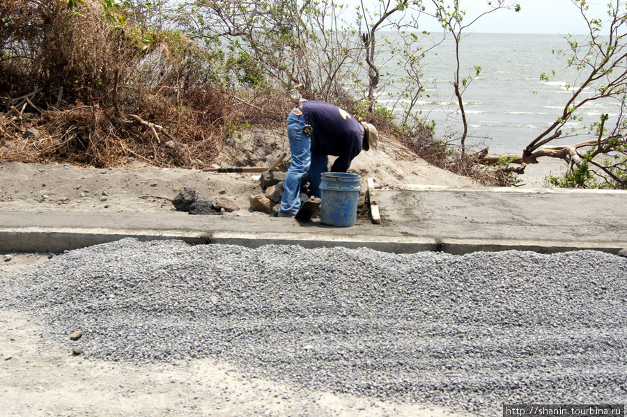 Идет строительство дороги на острове Ометепе