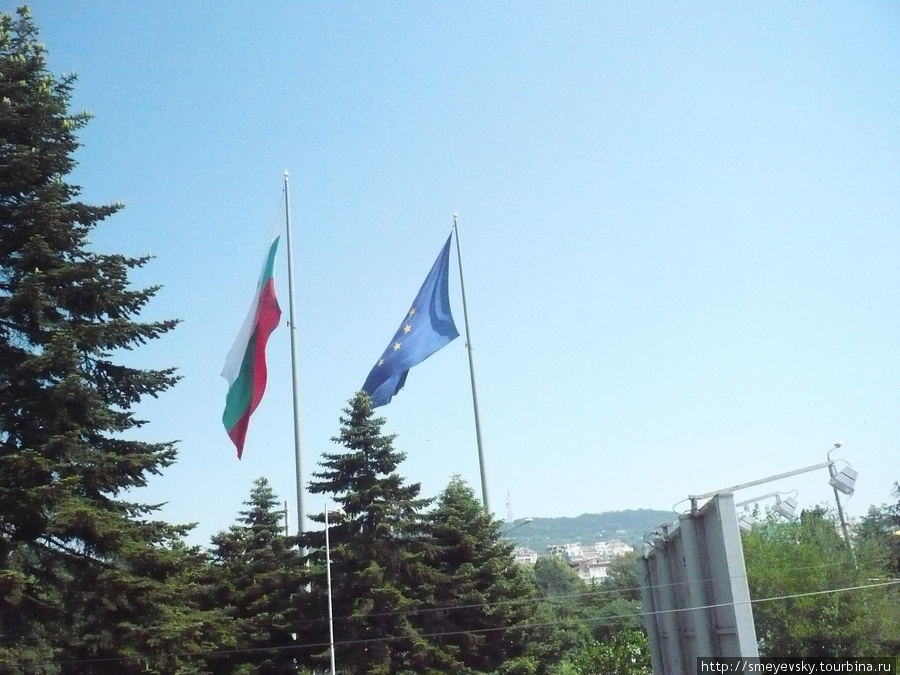 Символы Болгарии и Евросоюза Золотые Пески, Болгария