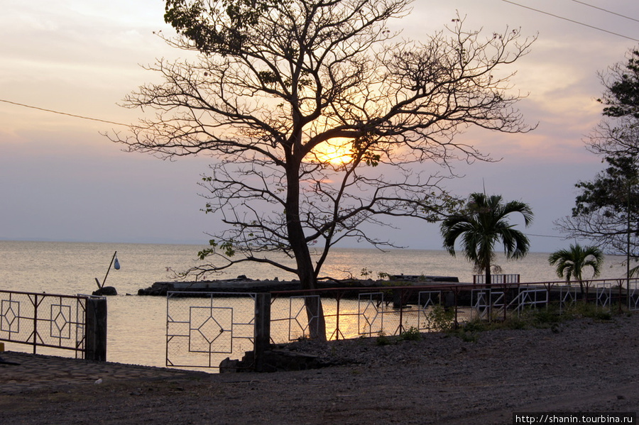 Закат на берегу озера Никарагуа Сан-Рамон, остров Ометепе, Никарагуа
