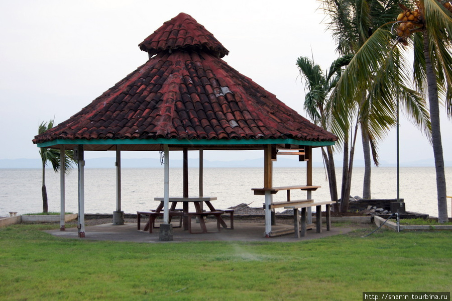 беседка на берегу озера Сан-Рамон, остров Ометепе, Никарагуа