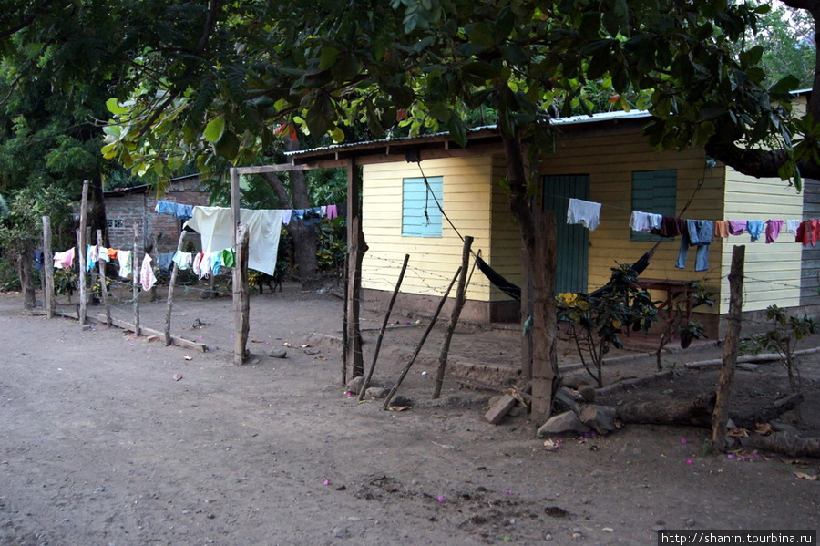 В Сан-Рамоне живут и простые люди Сан-Рамон, остров Ометепе, Никарагуа