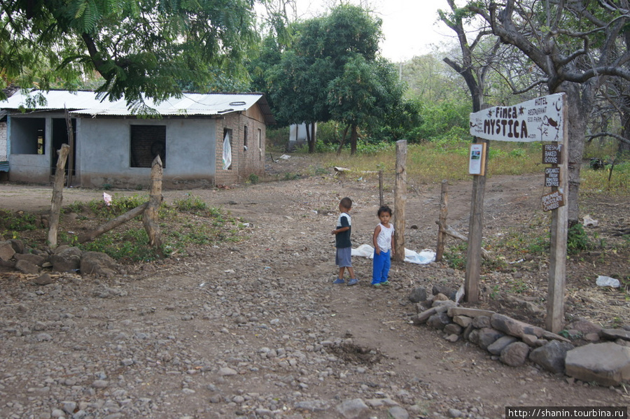 Дом и дети Остров Ометепе, Никарагуа