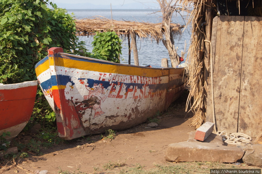 Лодка на берегу Остров Ометепе, Никарагуа