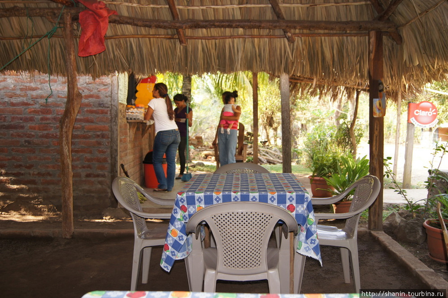 Столик в кафе в Мериде Остров Ометепе, Никарагуа
