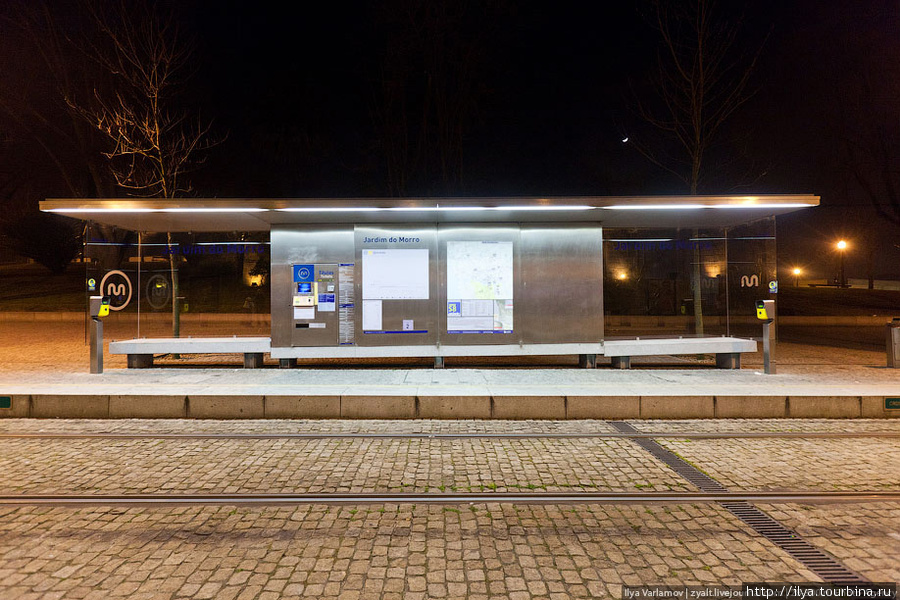 Наземные станции выглядят как обычные остановки трамвая. Порту, Португалия