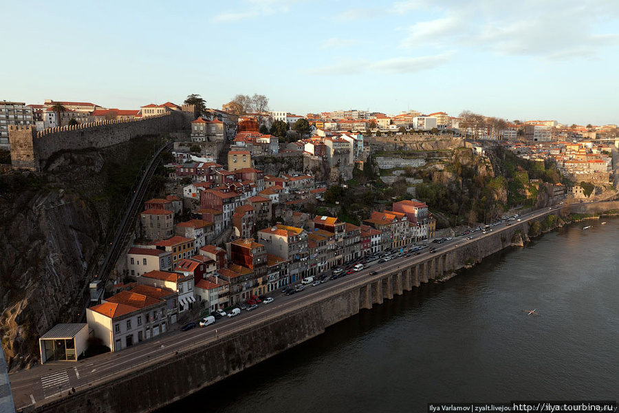 В системе городского транспорта есть участок фуникулера. Он имеет 2 станции и поднимает пассажиров на гору. Порту, Португалия