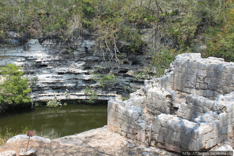 Место, откуда сбрасывали жертвы в сеноту Чичен-Ица город майя, Мексика