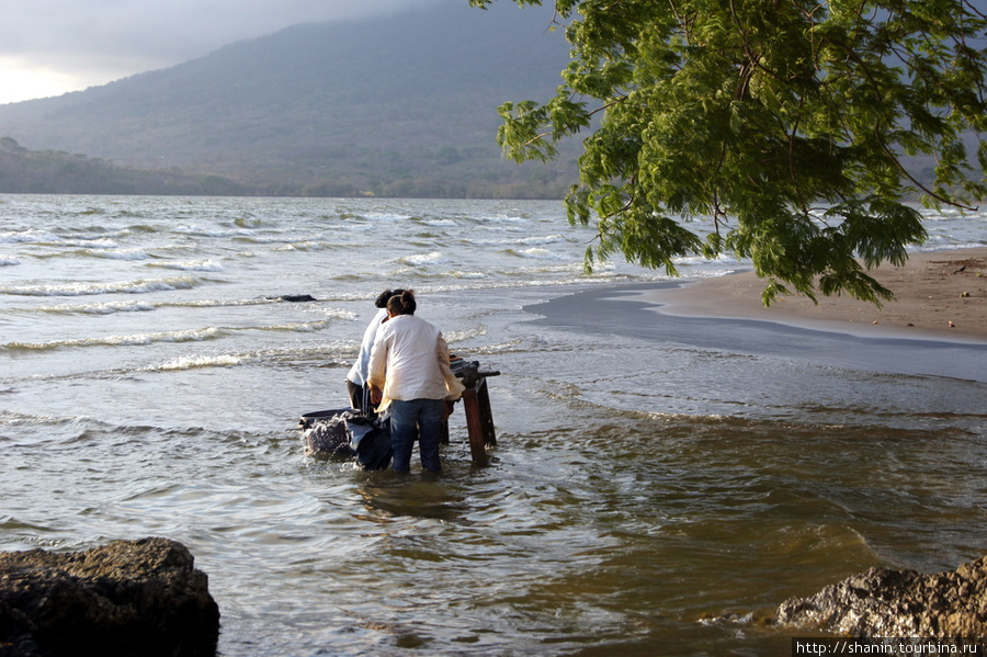 Стирают прямо в воде — вода-то пресная! Остров Ометепе, Никарагуа