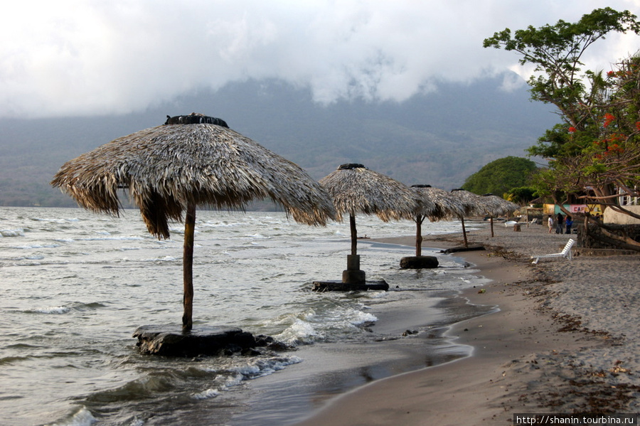 Зонтики на пляже Санто-Доминго Остров Ометепе, Никарагуа