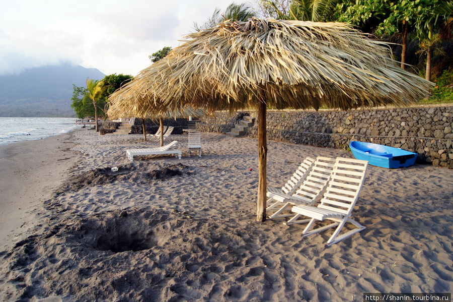 Соломенный зонтик на пляже Остров Ометепе, Никарагуа