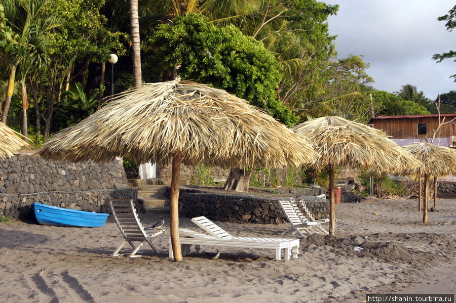 На пляже Санто-Доминго Остров Ометепе, Никарагуа