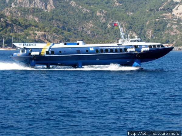 Встречный транспорт из Родоса во время круиза по бухтам Ичмелер, Турция