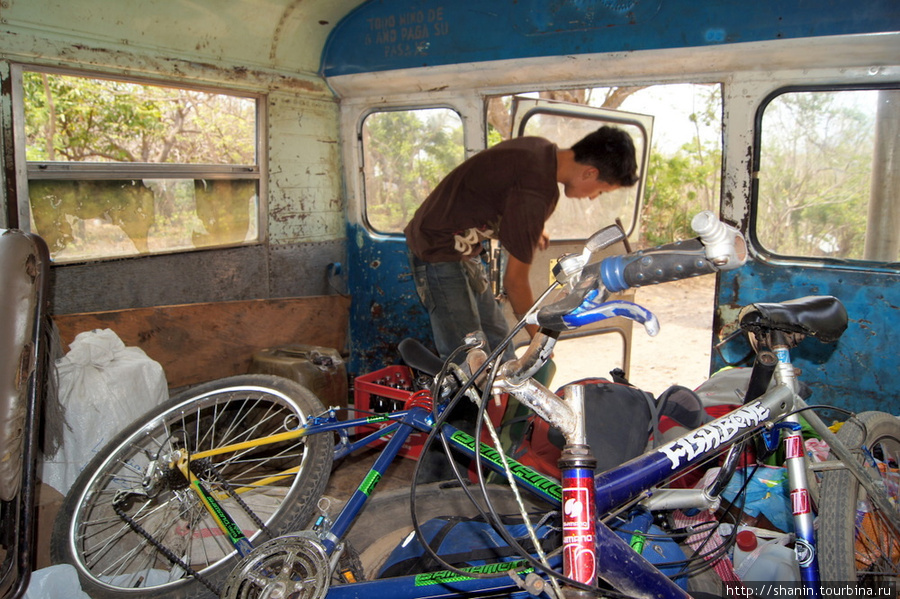 В автобусе с велосипедом Остров Ометепе, Никарагуа
