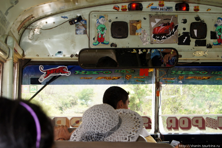 В кабине водителя автобуса Остров Ометепе, Никарагуа