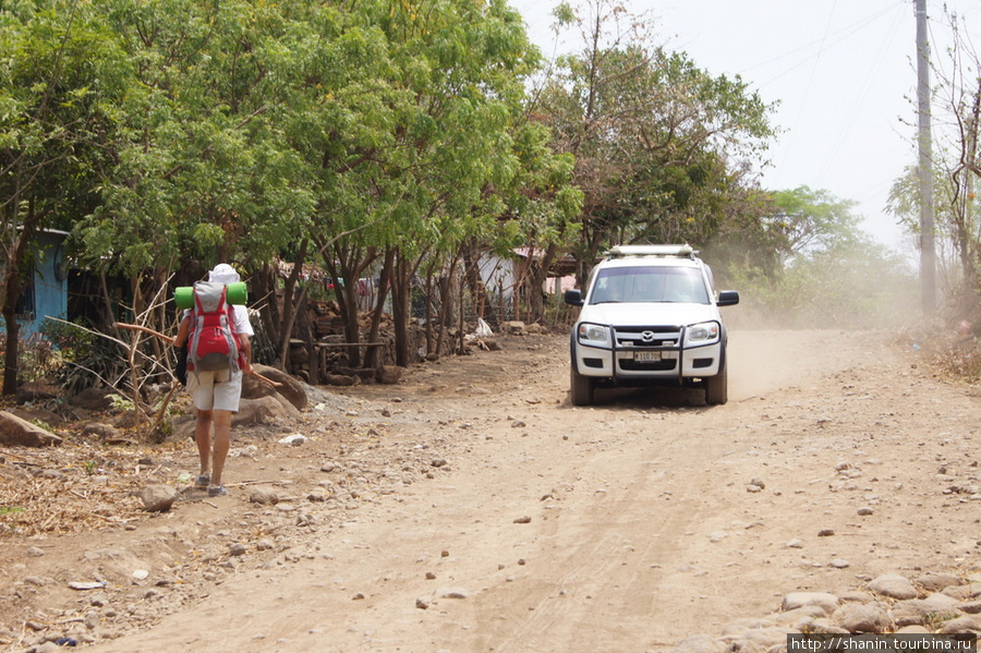 Джип на пыльной дороге Остров Ометепе, Никарагуа