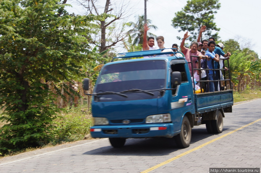 Грузовик с автостопщиками Остров Ометепе, Никарагуа