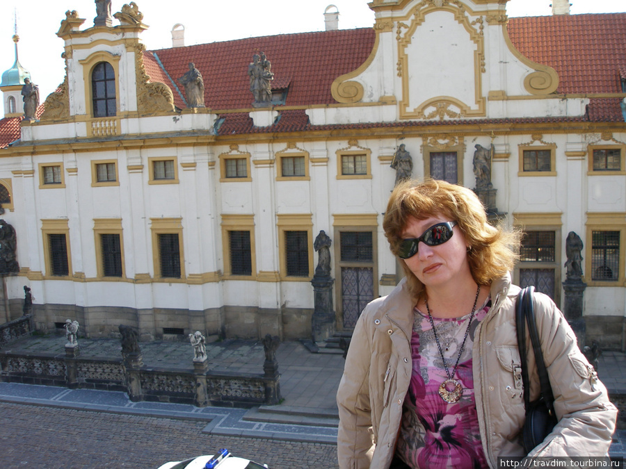 Пражская Лоретта,где 27 колоколов на основной башне исполняют мелодию Славим тебя тысячу раз каждый час. Прага, Чехия