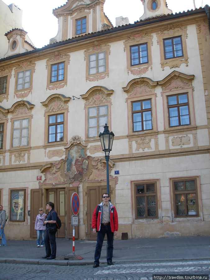Дом с нарисованными окнами и дверями. Прага, Чехия
