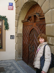 На воротах Градчанской ратуши находится старая мера длинны-пражский локоть.Он равняется 59,4 см.Номера на доме синий-порядковый,красный-кадастровый.