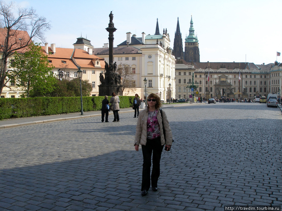 Градчанская площадь.На заднем плане слева чумной столб со статуей Девы Марии,окружённой покровителями чешских земель. Прага, Чехия