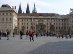 Градчанская площадь.Пражский град-резиденция чешских князей и королей,и президентов Чехии тоже.Флаг поднят — Президент Чехии в стране.