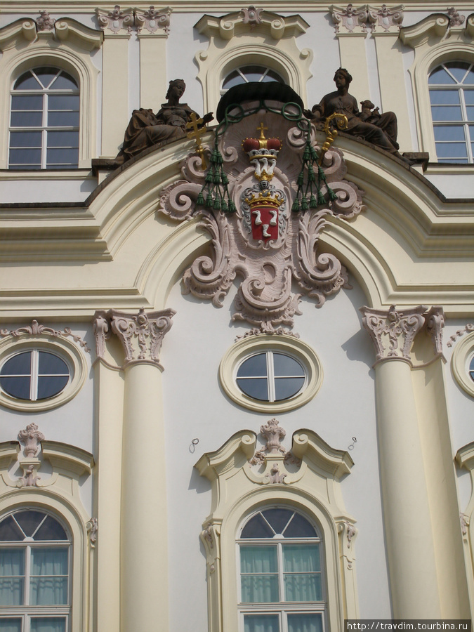 Герб на Архиепископском дворце,построенном в стиле барокко.Здание находится слева перед Пражским градом. Прага, Чехия