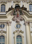 Герб на Архиепископском дворце,построенном в стиле барокко.Здание находится слева перед Пражским градом.