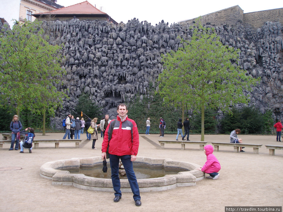 Сталактитовая стена в Вальдштейнском саду. Прага, Чехия