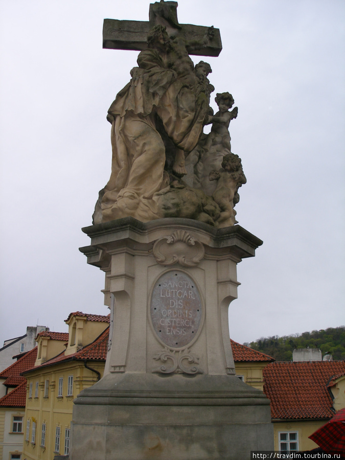 Скульптура Монахиня Святая Лютгарда целует раны Христа на Карловом мосту. Прага, Чехия