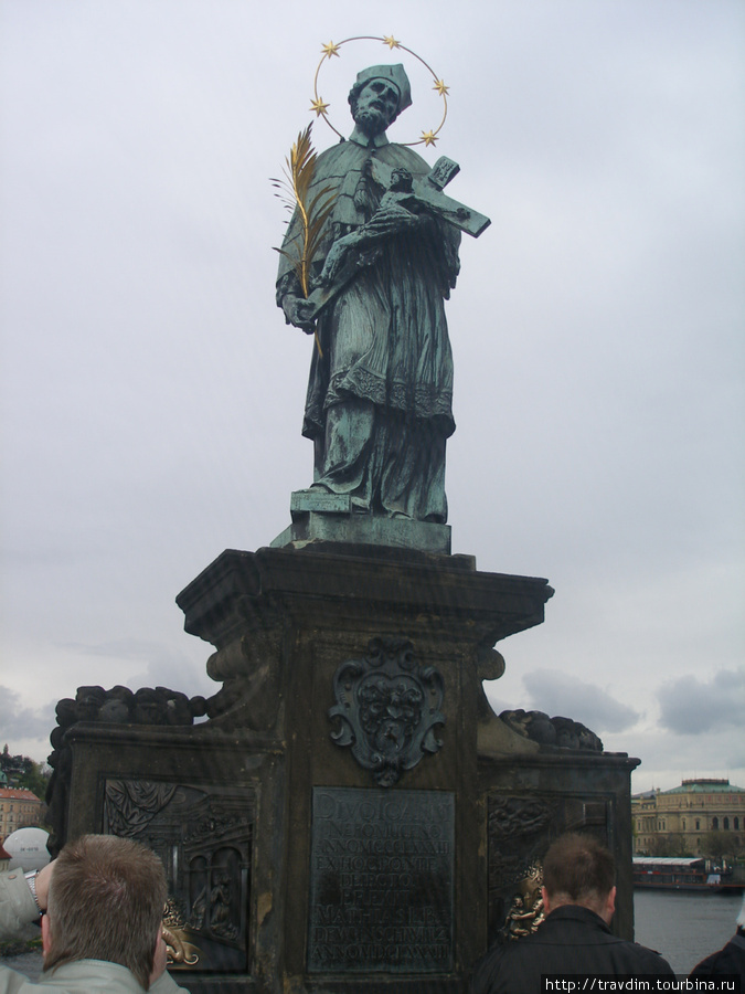 Статуя  Святого Яна Непомуцкого на Карловом мосту. Прага, Чехия