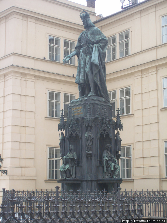 На площади Кржижовницкая стоит статуя Карла IV(1848г.),в руке у него акт об основании Карлова университета в Праге. Прага, Чехия