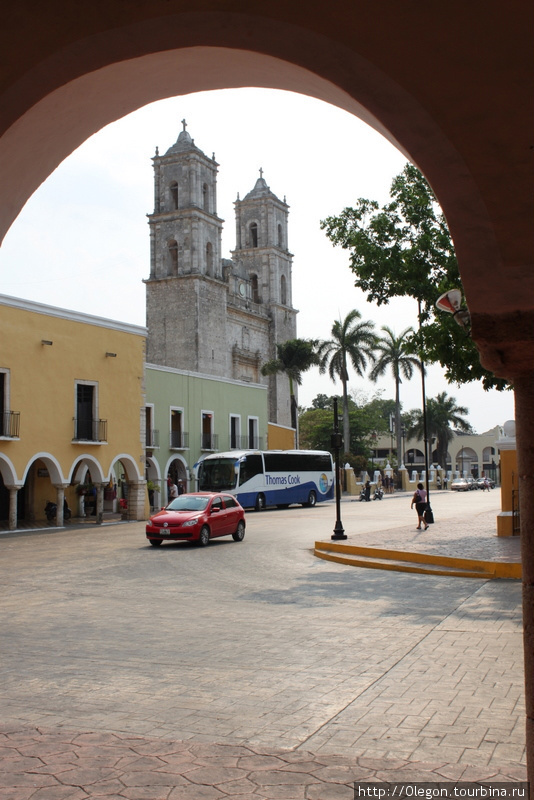 Центральная площадь Вальядолида с видом на Кафедральный собор Вальядолид, Мексика