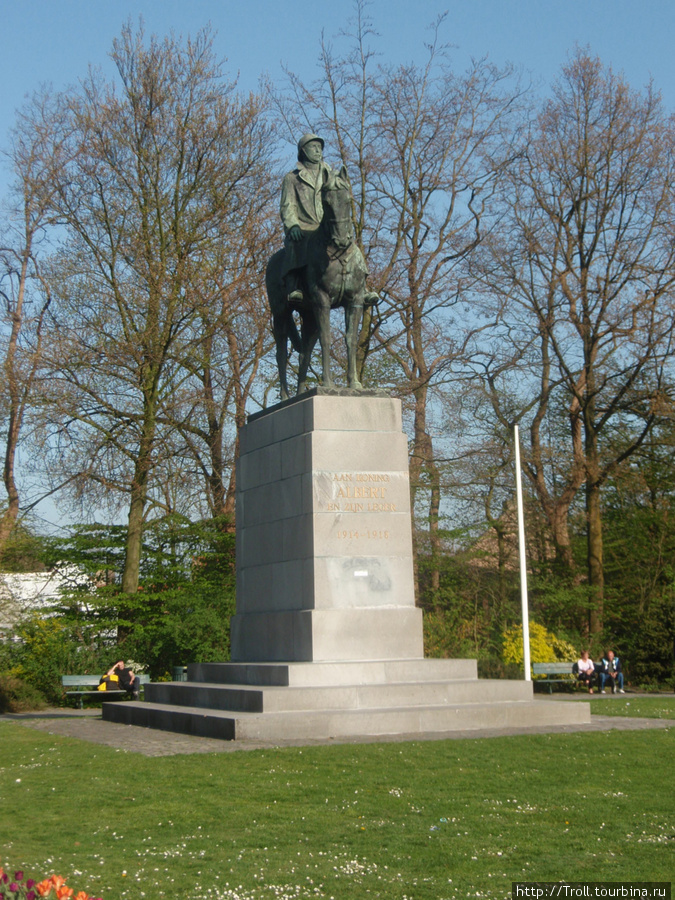 Памятник Альберту I и его армии Брюгге, Бельгия
